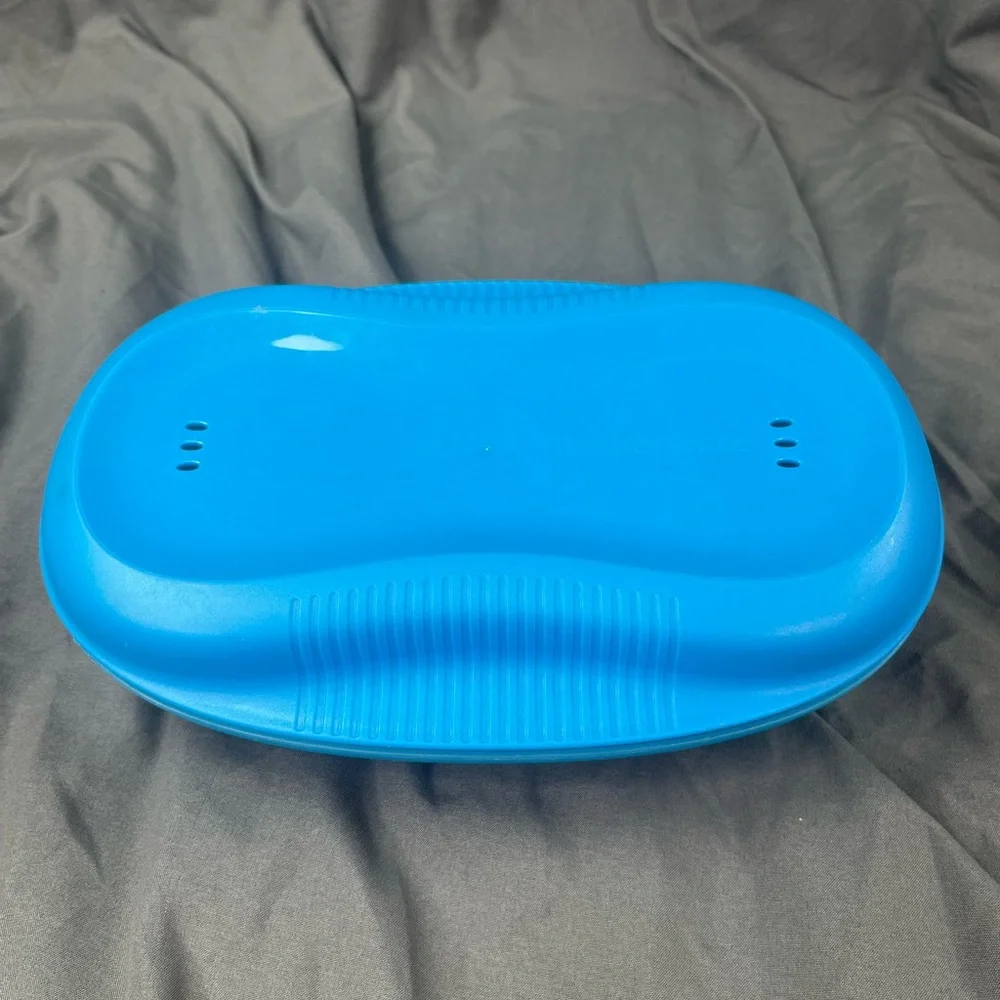 Tupperware Aqua Blue, 2 part Omelet maker 6996A-4
